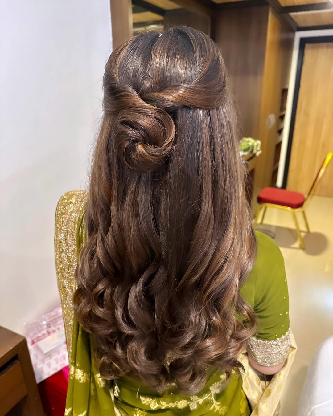 Twisted Knot at the Crown with Open Curls