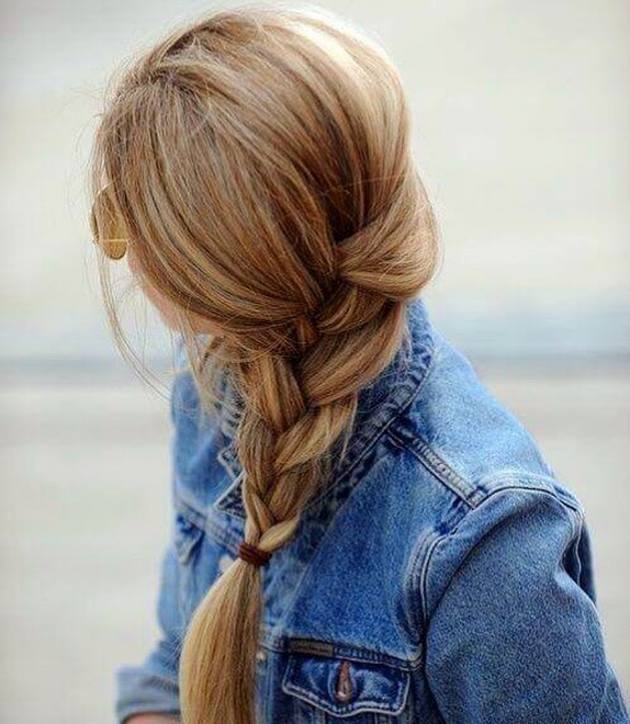 It’s holiday!Going to the beach Try this loose braid on during your holiday! With the caramel co