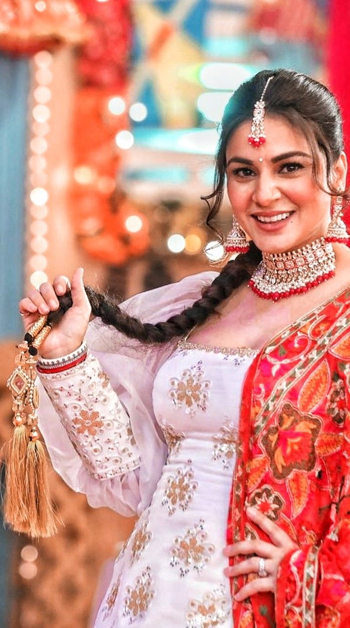 Soft Curls in the Front with Traditional Paranda