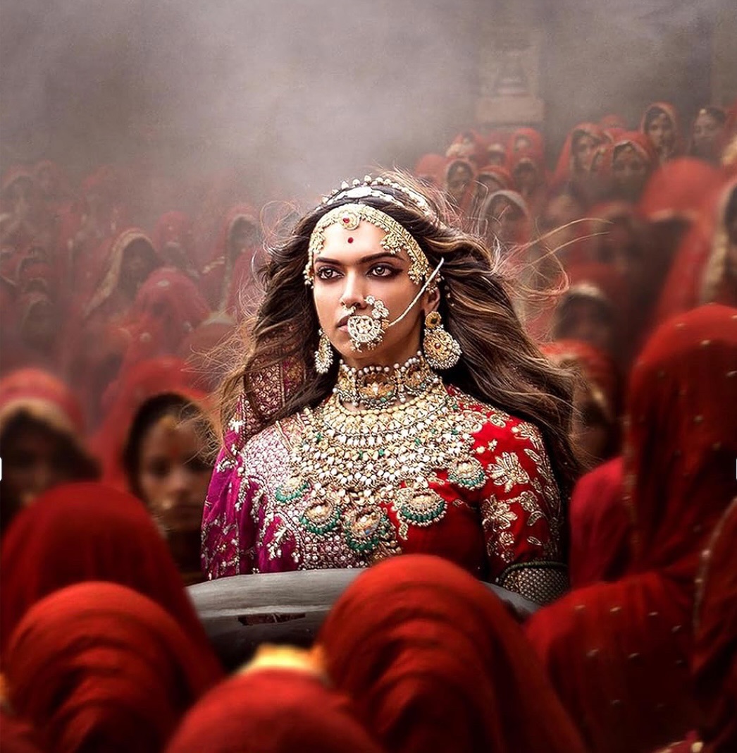 Wavy Open Hair with Jewelled Mathapattis (Padmavaat)